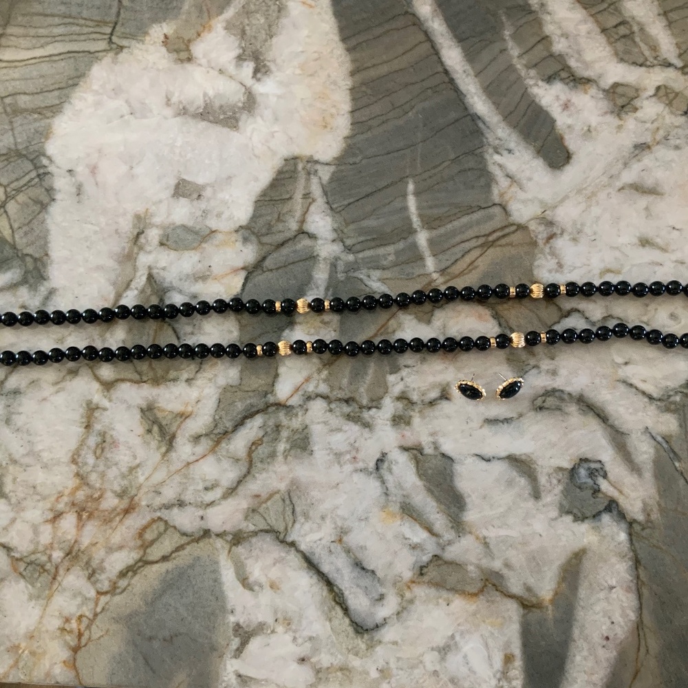 32” Ladies black onyx with 14k gold balls necklace and earrings.